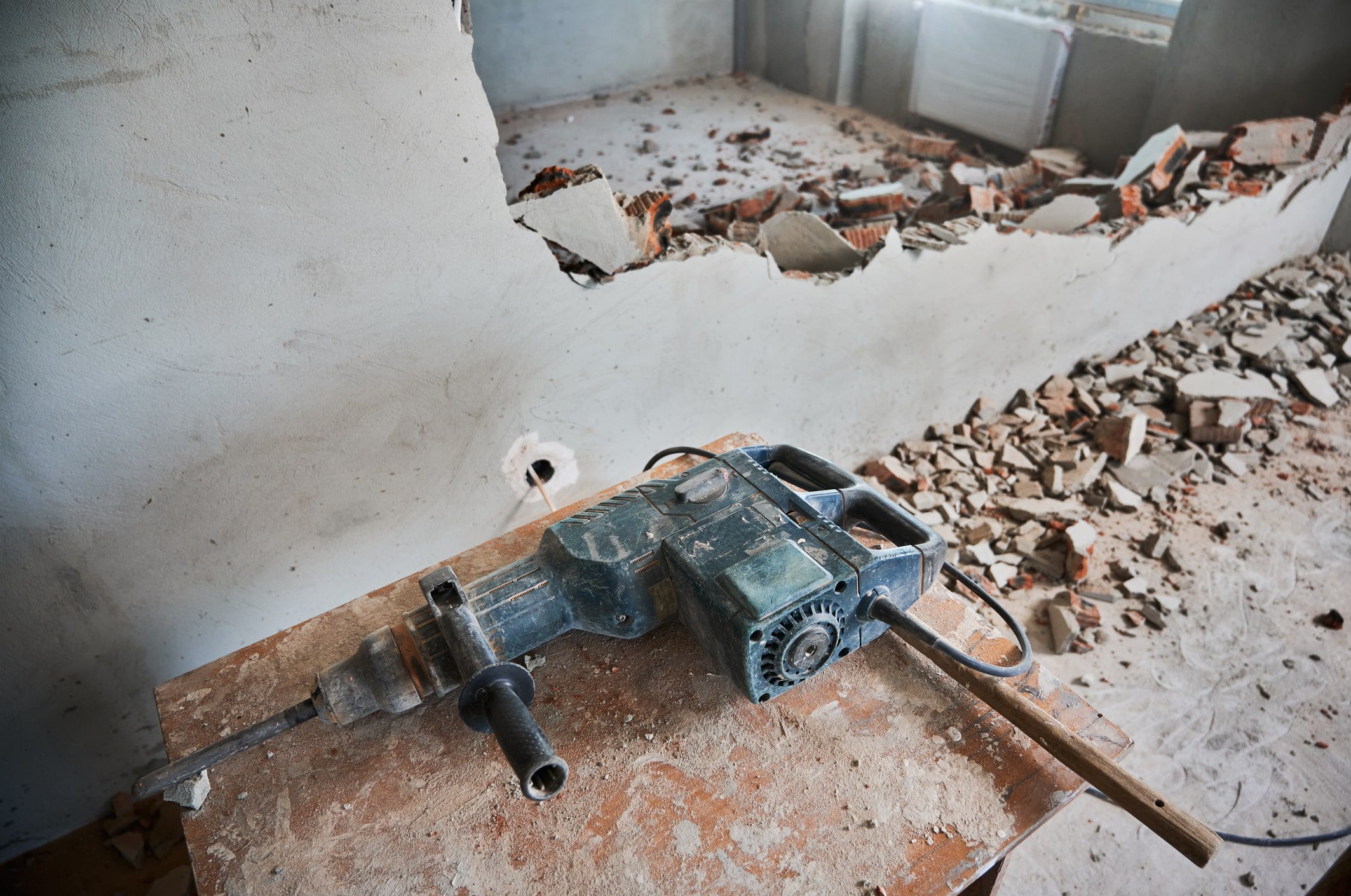 A hammer sitting on top of a floor.